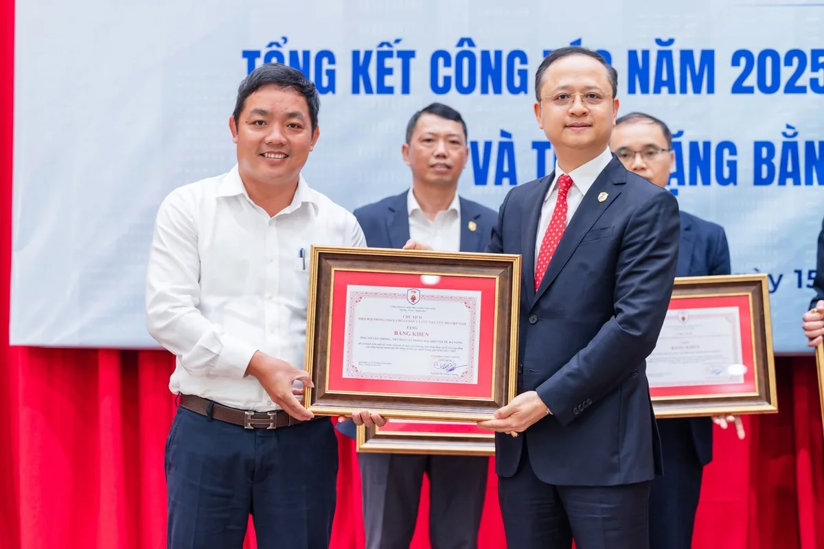 Đại diện Toàn Tiến Phát nhận bằng khen của Hiệp hội PCCC & CNCH Việt Nam