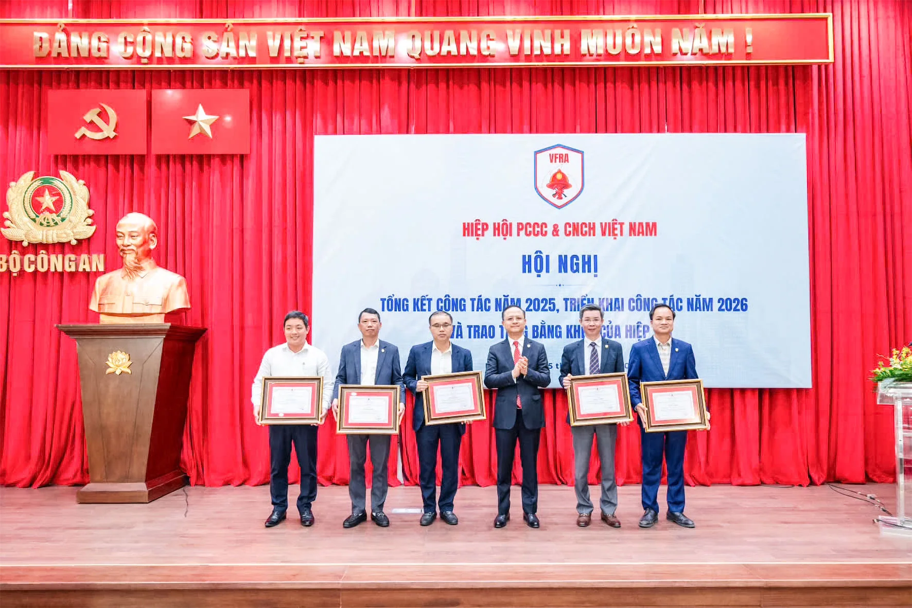 Toàn Tiến Phát nhận bằng khen tại hội nghị Hiệp hội PCCC & CNCH Việt Nam